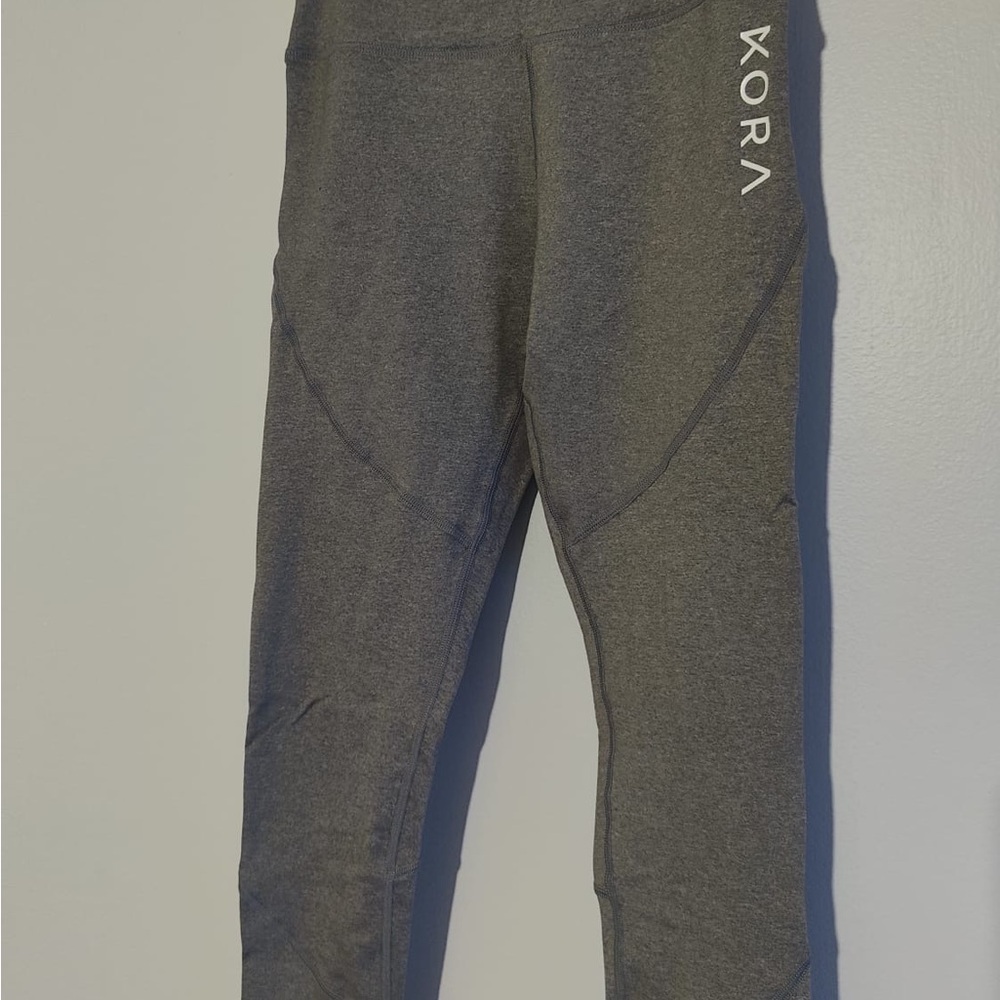 Gray Athletic Leggings with Contoured Seams and Tapered Design